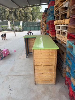 Mesa expositora de madera con ruedas