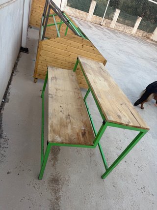 Mesa expositora de madera con ruedas