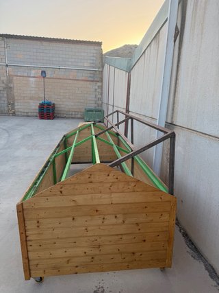 Mesa expositora de madera con ruedas