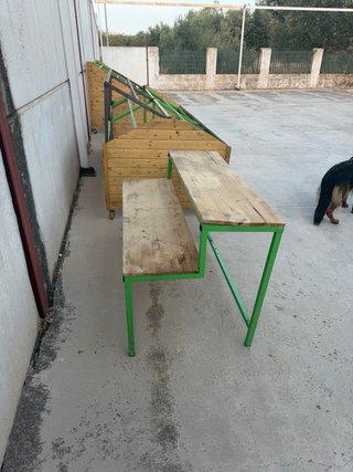 Mesa expositora de madera con ruedas