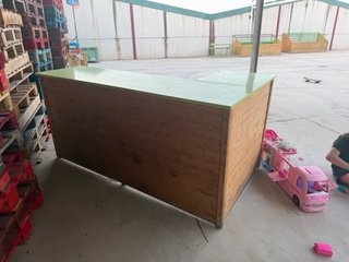 Mesa expositora de madera con ruedas
