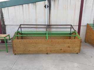 Mesa expositora de madera con ruedas