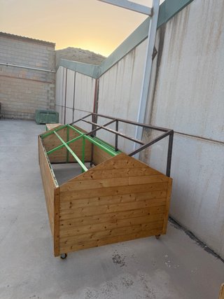 Mesa expositora de madera con ruedas