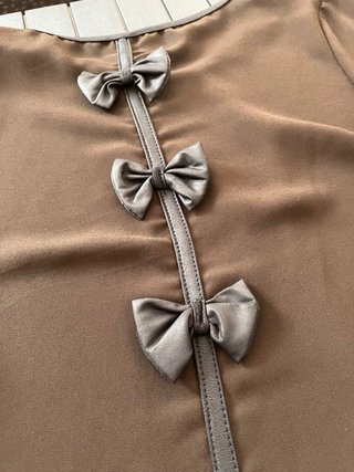 Blusa marrón con tachuelas