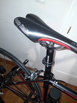 Bicicleta de carretera MMR negra y roja