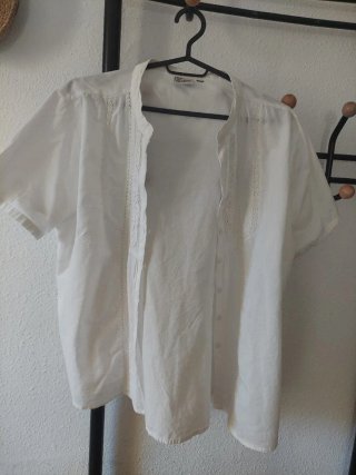 Camisa blanca de manga corta