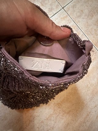Bolso Zara de pedrería lila brillante