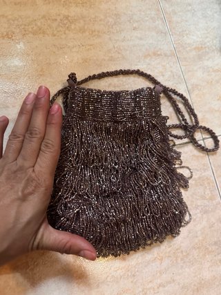 Bolso Zara de pedrería lila brillante