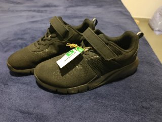 Tenis negros para niñ@ con velcro
