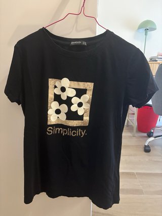 Camiseta Stradivarius negra flores