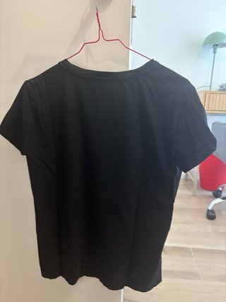 Camiseta Stradivarius negra flores