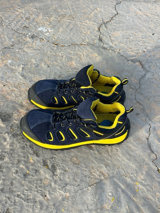 Zapatos de seguridad azules y amarillos
