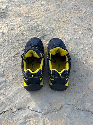 Zapatos de seguridad azules y amarillos