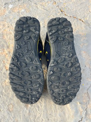 Zapatos de seguridad azules y amarillos