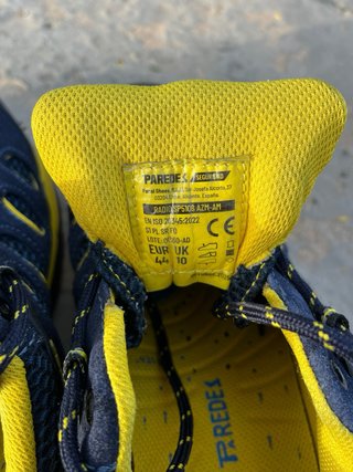 Zapatos de seguridad azules y amarillos
