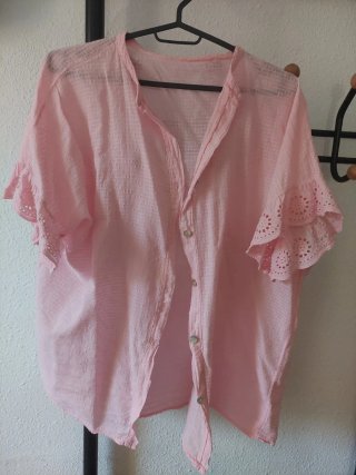 Camisa rosa con volantes