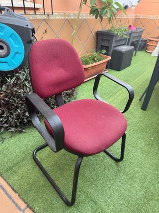 Silla de oficina ergonómica roja y negra