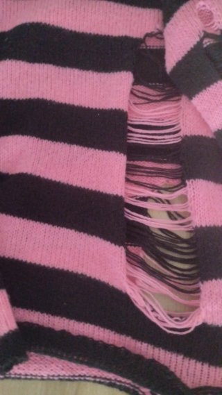 Jersey rayas negro y rosa desgarrado