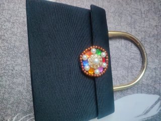 Bolso de fiesta negro con adornos