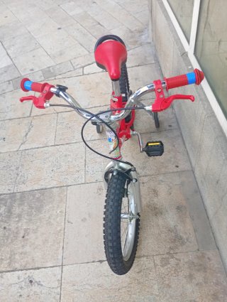 Bicicleta infantil roja