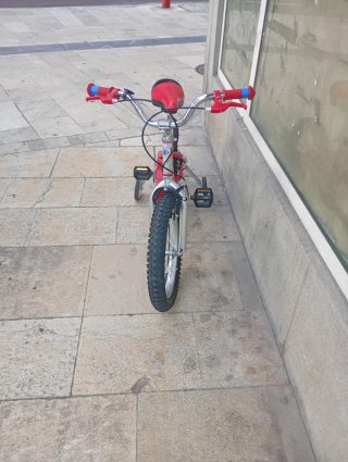 Bicicleta infantil roja