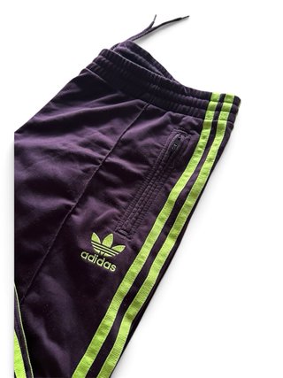 Pantalón Adidas morado rayas verde