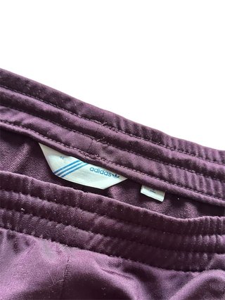 Pantalón Adidas morado rayas verde