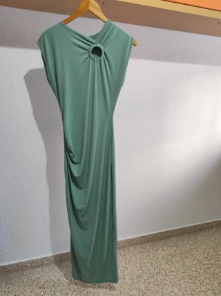 Vestido largo verde con detalle de anilla