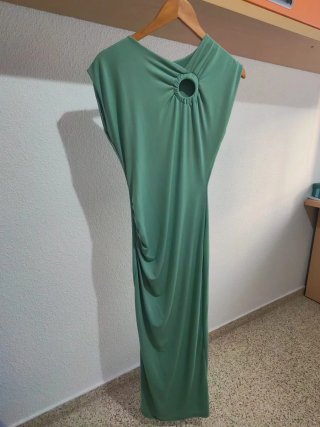 Vestido largo verde con detalle de anilla