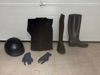Kit hípica con chaleco, botas, casco y guantes