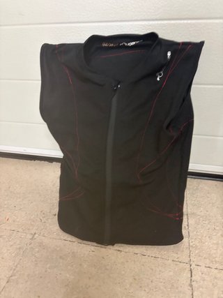 Kit hípica con chaleco, botas, casco y guantes