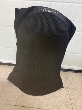 Kit hípica con chaleco, botas, casco y guantes