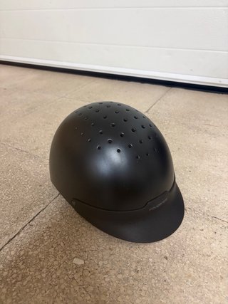 Kit hípica con chaleco, botas, casco y guantes