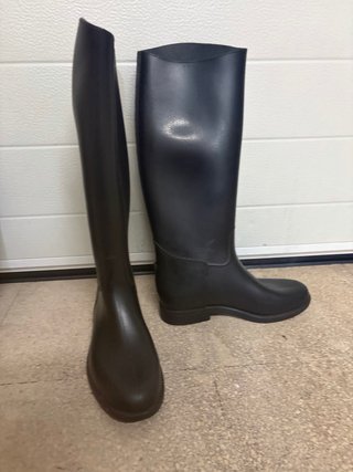 Kit hípica con chaleco, botas, casco y guantes