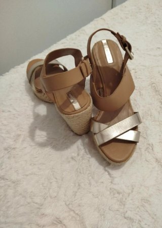 Sandalias esparto tacón beige y dorado