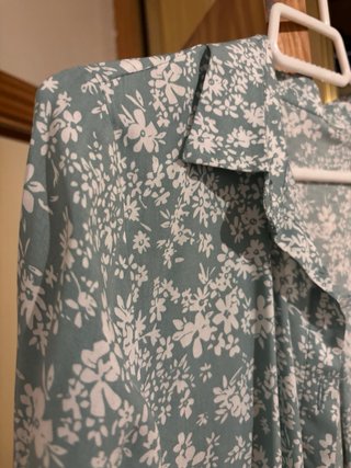 Blusa floral verde y blanca talla S