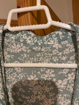 Blusa floral verde y blanca talla S