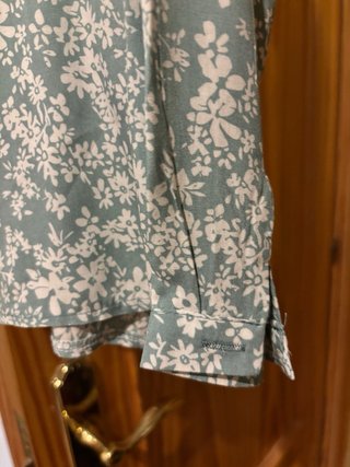 Blusa floral verde y blanca talla S