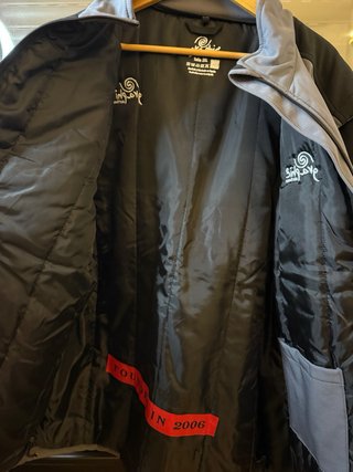 Chaqueta impermeable negra y gris
