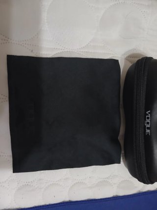 Estuche de gafas Vogue negro y beige