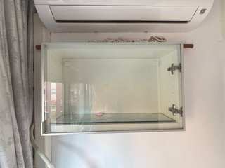 Mueble de salón gris y blanco