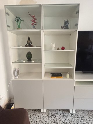 Mueble de salón gris y blanco