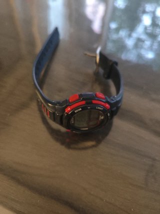 Reloj infantil digital negro y rojo
