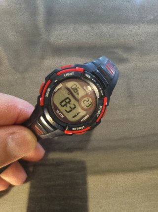 Reloj infantil digital negro y rojo