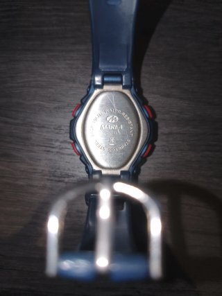 Reloj infantil digital negro y rojo