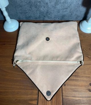 Bolso de mano estilo sobre beige