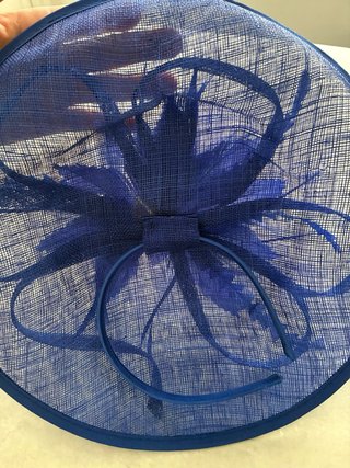 Tocado azul con plumas