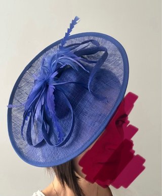 Tocado azul con plumas