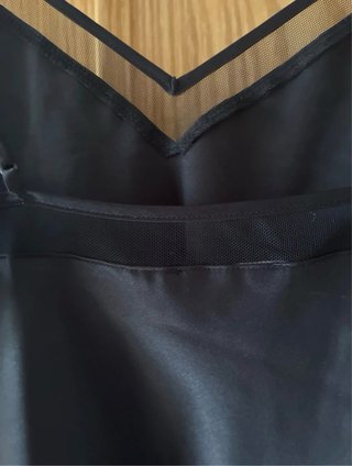 Camisón negro con tirantes finos