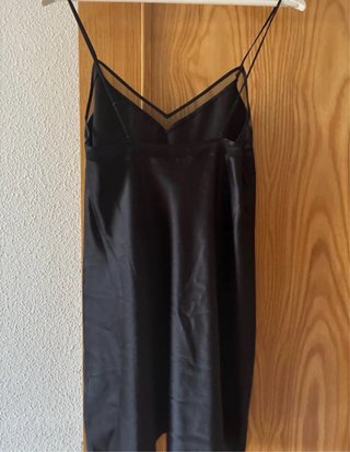 Camisón negro con tirantes finos